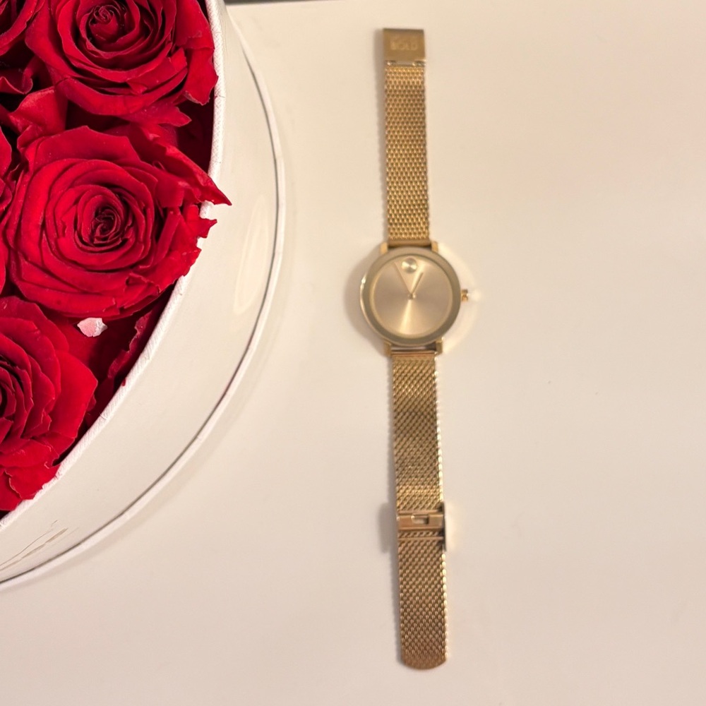 Movado Gold Mesh Women's Watch
Used in fair condition. Needs a new battery.